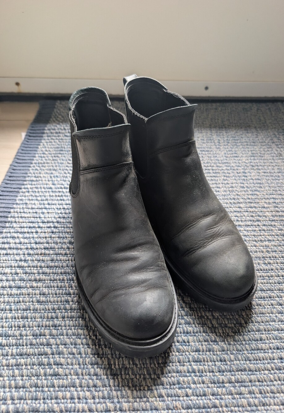 Ugg Chelsea Boot Size 10